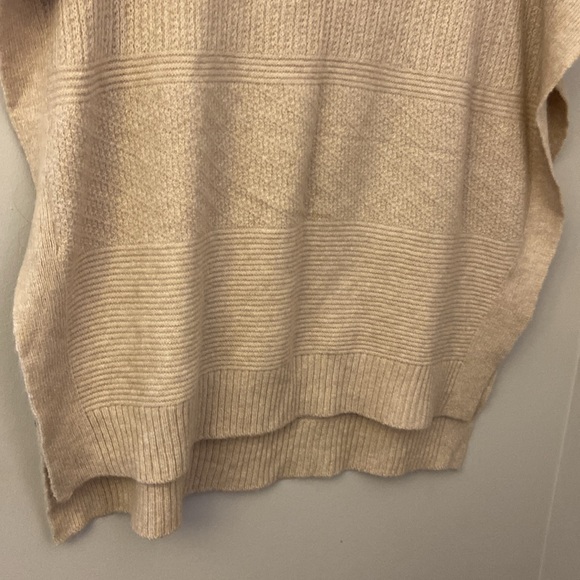 ⭐️Universal Threads Oatmeal Poncho Batwing sweater one size - Picture 3 of 8